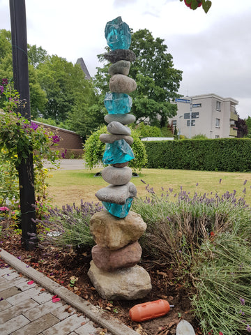 Natursteinturm mit Glasbrocken und Beleuchtung